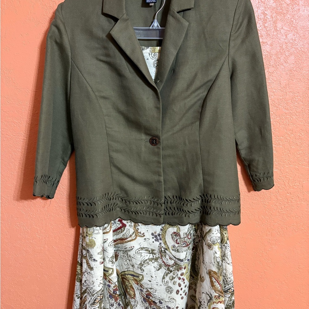 Jones Wear Green Blazer with Classic Lapel and Relaxed Silhouette